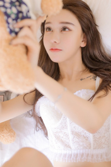 将冰葡萄放在小洞里榨果汁视频